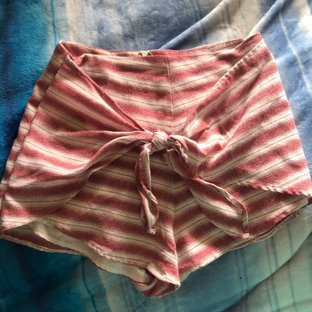 Red / white shorts with a tie in front